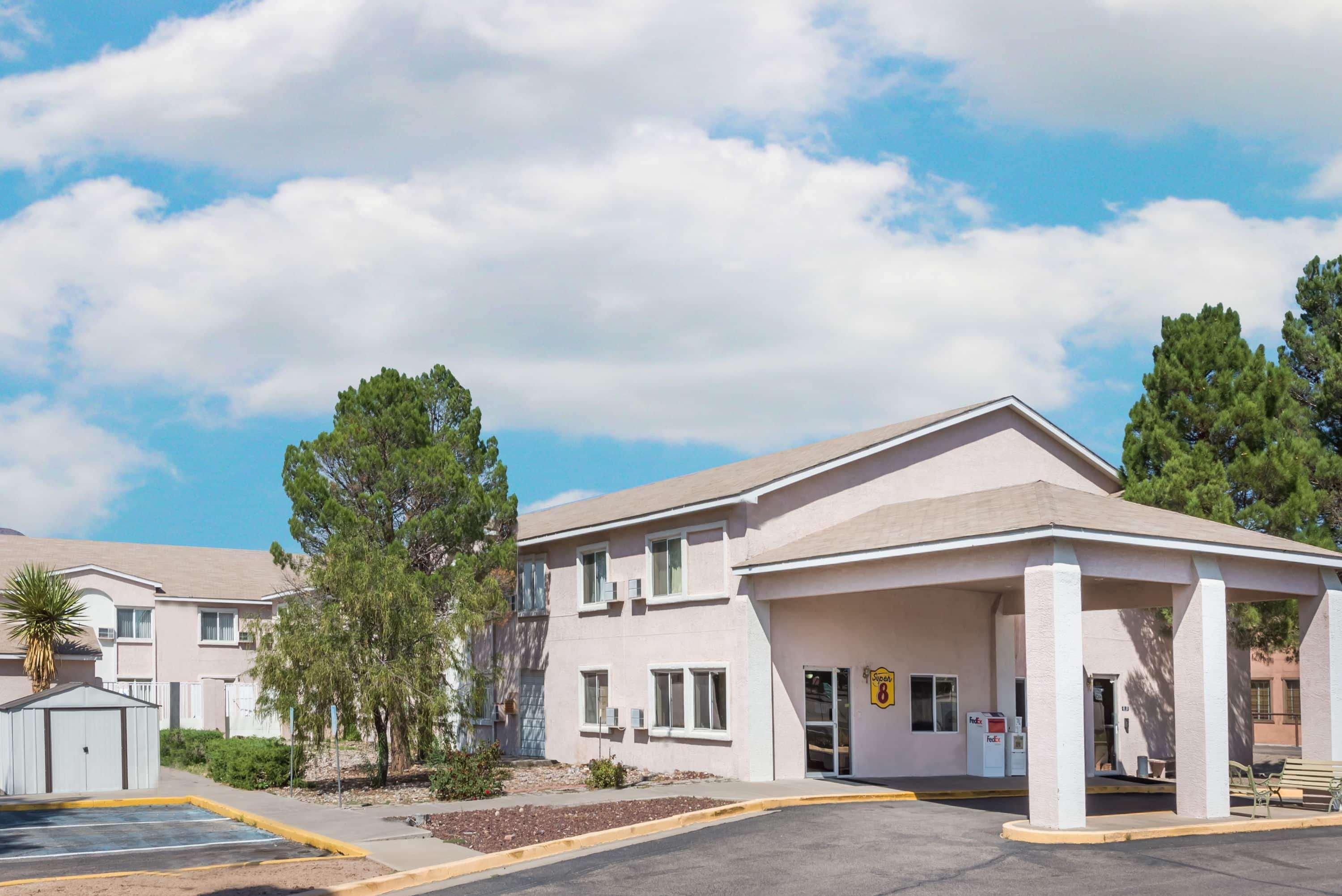 Super 8 By Wyndham Motel